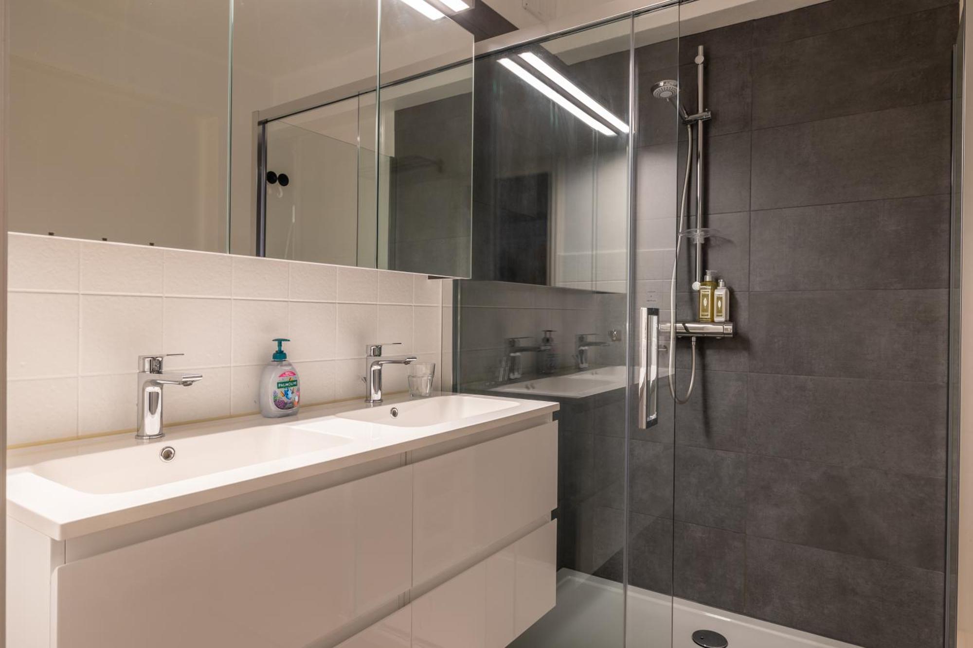 Weloveoostende: Renovated Beachside Apartment Ostend